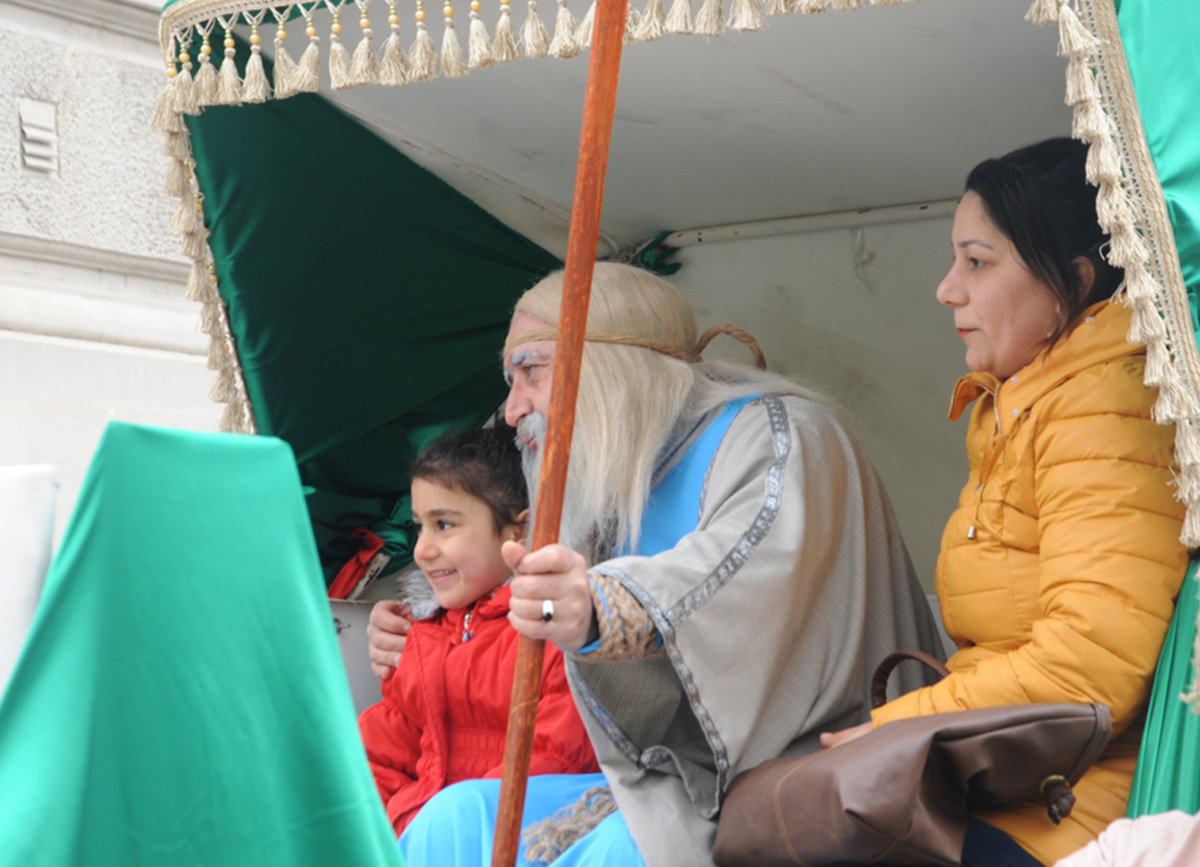 Bayram dəvələri Bakı yollarında (FOTO)