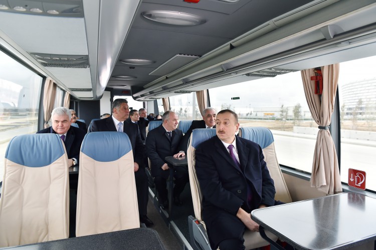 İlham Əliyev Bakı Olimpiya Stadionu ətrafında inşası davam etdirilən yol-nəqliyyat infrastrukturunun tikintisi ilə tanış olub (FOTO)