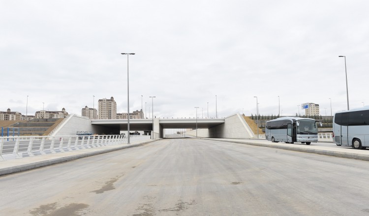 İlham Əliyev Bakı Olimpiya Stadionu ətrafında inşası davam etdirilən yol-nəqliyyat infrastrukturunun tikintisi ilə tanış olub (FOTO)