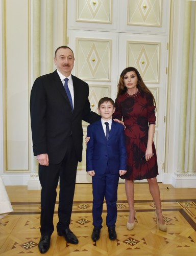 Prezident İlham Əliyev və xanımı Gəncənin gənc sakini ilə birgə onun ad gününü qeyd ediblər (ƏLAVƏ OLUNUB) (FOTO) (VİDEO)