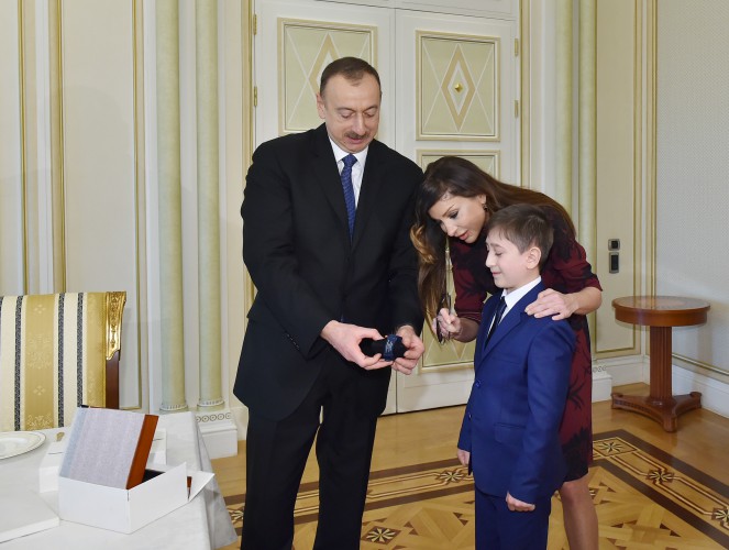 Prezident İlham Əliyev və xanımı Gəncənin gənc sakini ilə birgə onun ad gününü qeyd ediblər (ƏLAVƏ OLUNUB) (FOTO) (VİDEO)