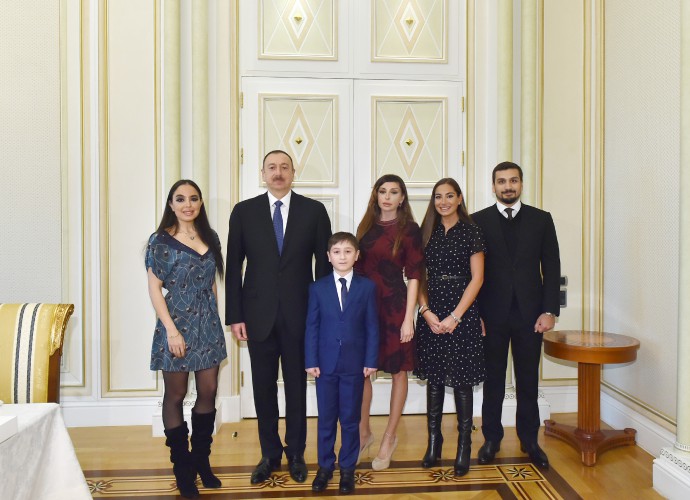 Prezident İlham Əliyev və xanımı Gəncənin gənc sakini ilə birgə onun ad gününü qeyd ediblər (ƏLAVƏ OLUNUB) (FOTO) (VİDEO)