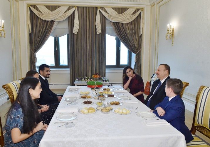 Prezident İlham Əliyev və xanımı Gəncənin gənc sakini ilə birgə onun ad gününü qeyd ediblər (ƏLAVƏ OLUNUB) (FOTO) (VİDEO)