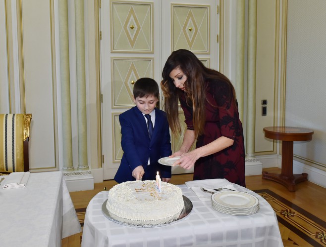 Prezident İlham Əliyev və xanımı Gəncənin gənc sakini ilə birgə onun ad gününü qeyd ediblər (ƏLAVƏ OLUNUB) (FOTO) (VİDEO)