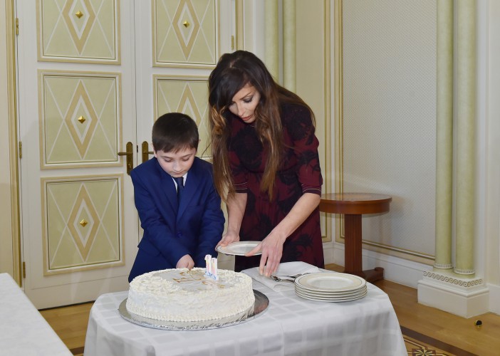 Prezident İlham Əliyev və xanımı Gəncənin gənc sakini ilə birgə onun ad gününü qeyd ediblər (ƏLAVƏ OLUNUB) (FOTO) (VİDEO)