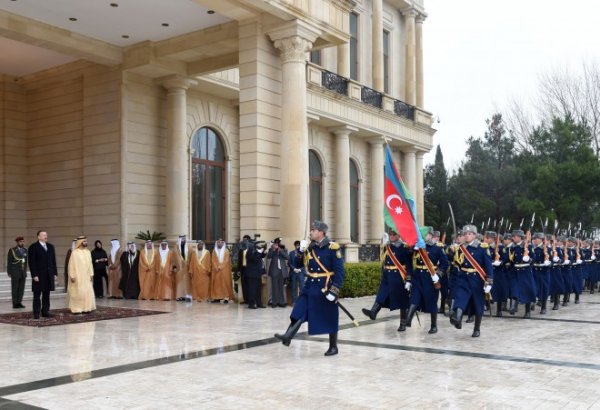 Bakıda Birləşmiş Ərəb Əmirliklərinin vitse-prezidenti və Baş naziri, Dubay Əmirinin rəsmi qarşılanma mərasimi olub (FOTO)