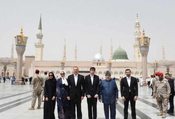 Prezident İlham Əliyev və xanımı Mədinədə Peyğəmbər məscidini ziyarət ediblər (FOTO)
