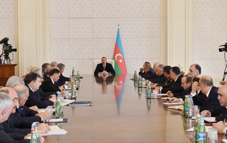 İlham Əliyev: "Əgər biz vaxtilə ölkəmizin qeyri-neft sektorunun inkişafına bu qədər böyük diqqət göstərməsəydik, nəticələr ürəkaçan olmazdı" (FOTO)