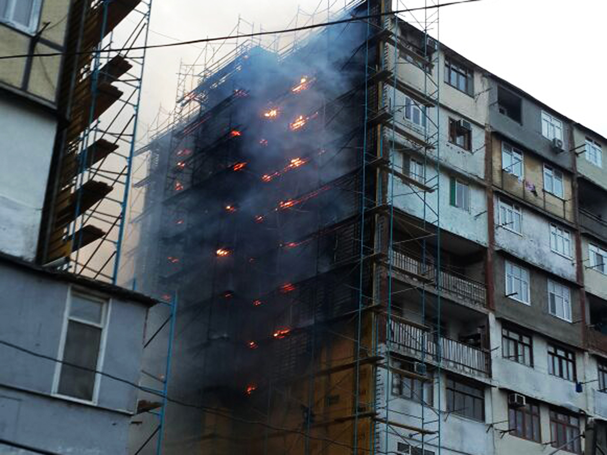 Bakıda yaşayış binasında baş vermiş yanğın söndürülüb (FOTO, VİDEO) (ƏLAVƏ OLUNUB-4)