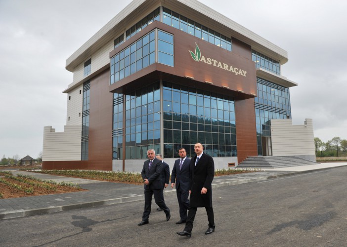 Prezident İlham Əliyev “Astaraçay” MMC-nin çay emalı fabrikində yaradılan şəraitlə tanış olub (FOTO)