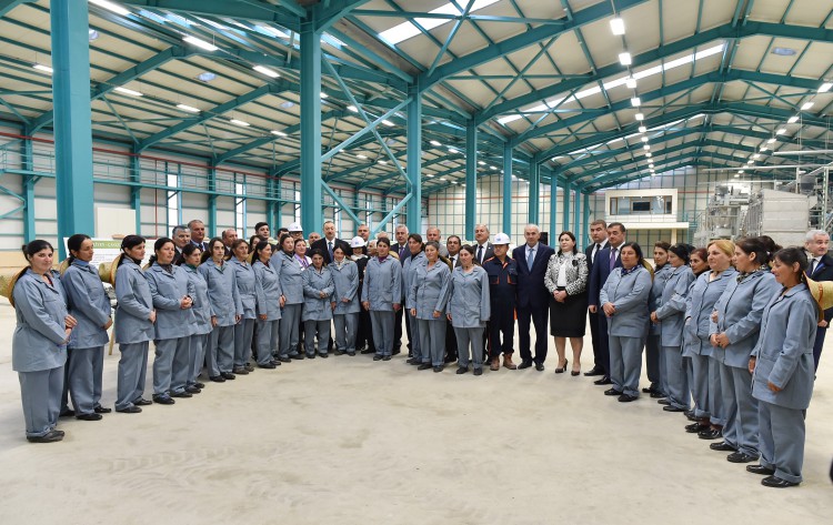 Prezident İlham Əliyev “Astaraçay” MMC-nin çay emalı fabrikində yaradılan şəraitlə tanış olub (FOTO)