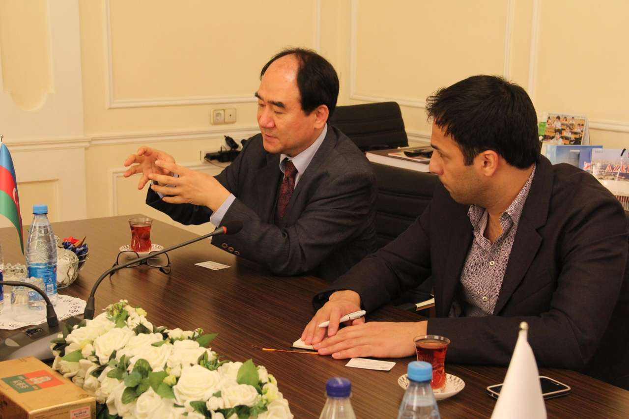 Koreyalı alim Bilik Fondunun qonağıdır (FOTO)