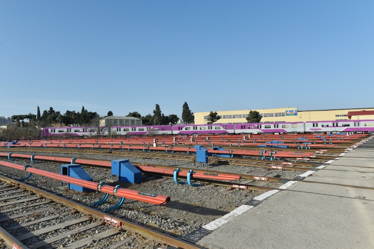 Prezident İlham Əliyev paytaxta gətirilən yeni metro qatarlarında yaradılan şəraitlə tanış olub (FOTO)