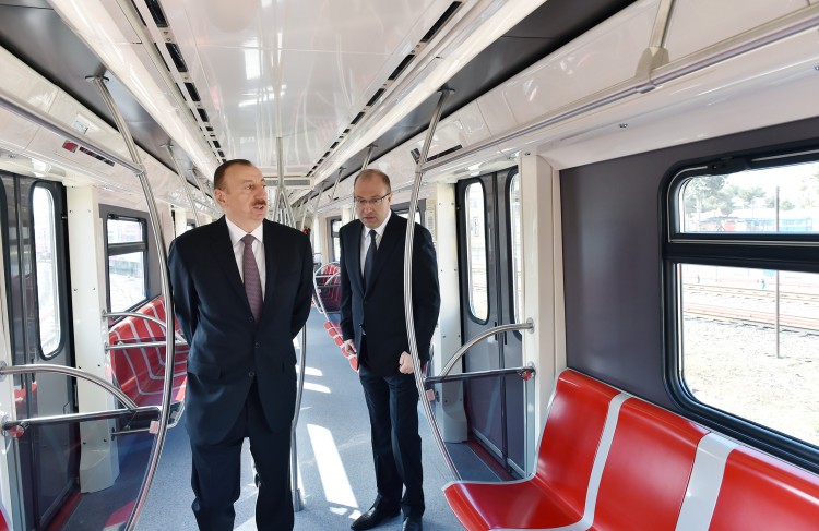 Prezident İlham Əliyev paytaxta gətirilən yeni metro qatarlarında yaradılan şəraitlə tanış olub (FOTO)
