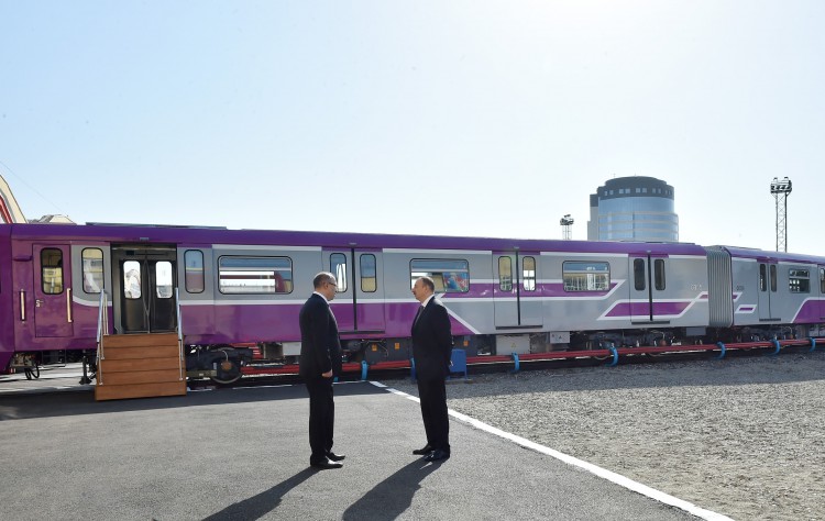 Prezident İlham Əliyev paytaxta gətirilən yeni metro qatarlarında yaradılan şəraitlə tanış olub (FOTO)