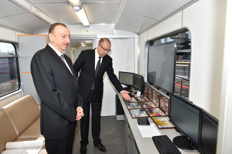 Prezident İlham Əliyev paytaxta gətirilən yeni metro qatarlarında yaradılan şəraitlə tanış olub (FOTO)