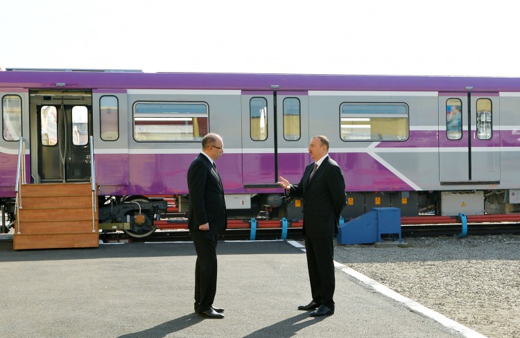 Prezident İlham Əliyev paytaxta gətirilən yeni metro qatarlarında yaradılan şəraitlə tanış olub (FOTO)