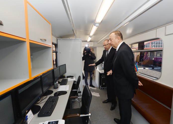 Prezident İlham Əliyev paytaxta gətirilən yeni metro qatarlarında yaradılan şəraitlə tanış olub (FOTO)