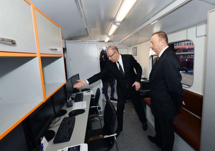 Prezident İlham Əliyev paytaxta gətirilən yeni metro qatarlarında yaradılan şəraitlə tanış olub (FOTO)