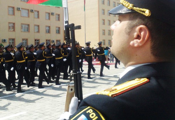Ramil Usubov polis olmaq istəyən gənclərin sıra baxışını keçirib