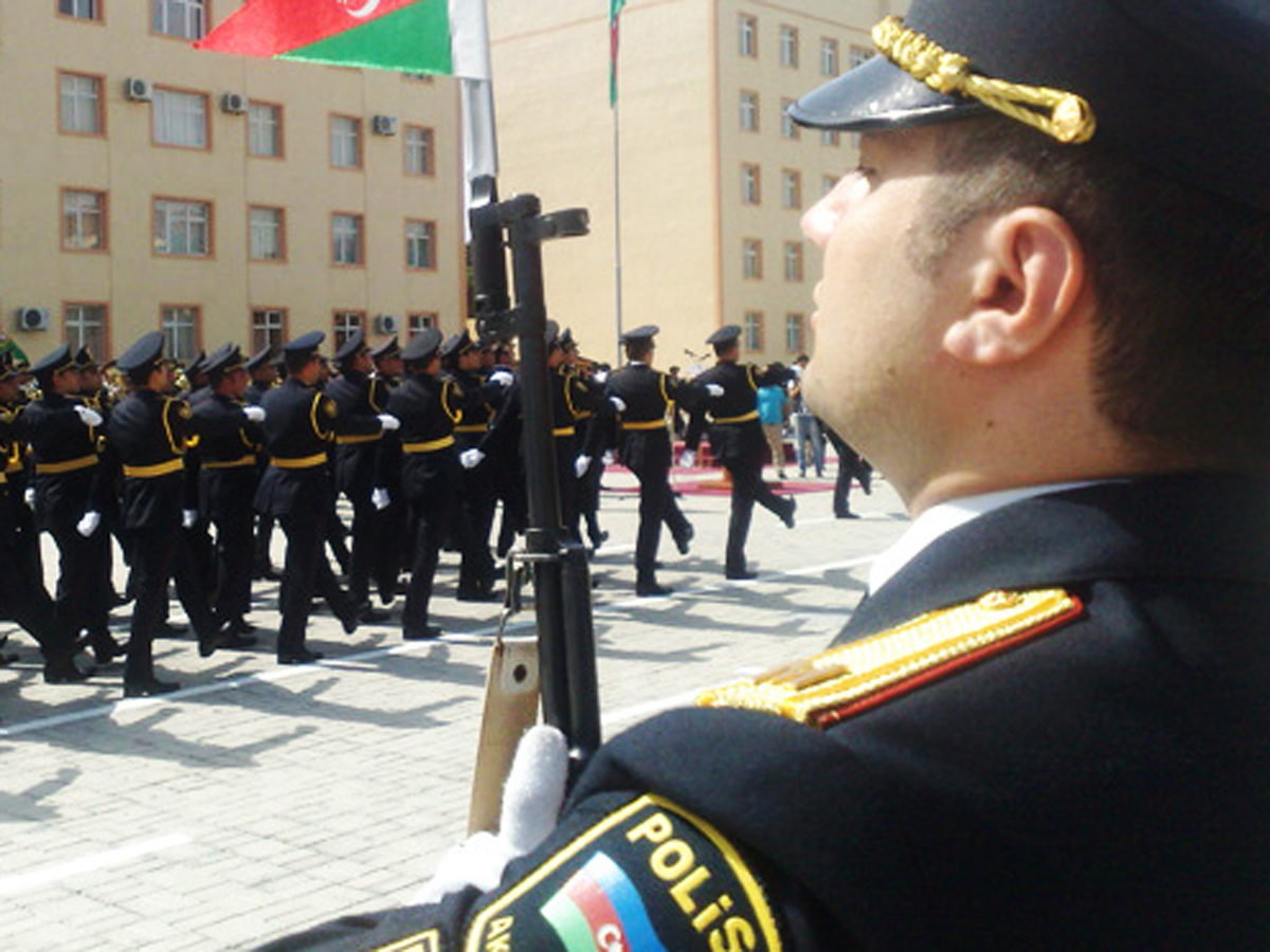 Ramil Usubov polis olmaq istəyən gənclərin sıra baxışını keçirib