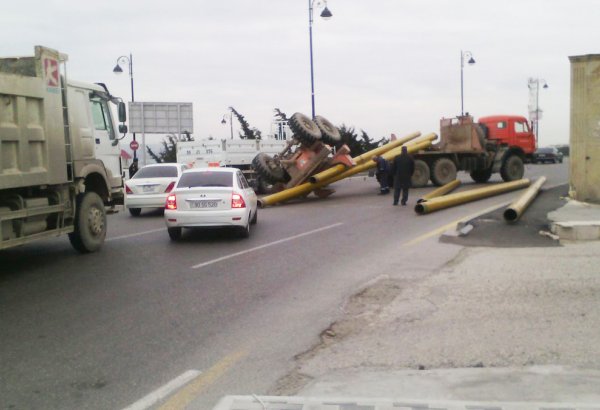 Bakıda borularla dolu “Kamaz” aşdı, bir neçə avtomobil əzildi (FOTO)