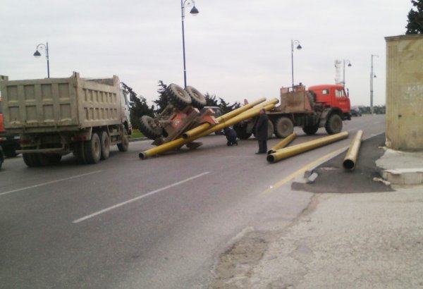 Siyəzəndə “KAMAZ”la “Mercedes” toqquşub: ölən var