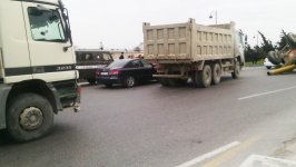 Bakıda borularla dolu “Kamaz” aşdı, bir neçə avtomobil əzildi (FOTO)