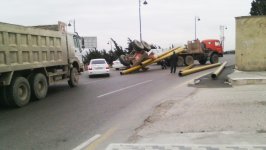 Bakıda borularla dolu “Kamaz” aşdı, bir neçə avtomobil əzildi (FOTO)