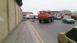Bakıda borularla dolu “Kamaz” aşdı, bir neçə avtomobil əzildi (FOTO)