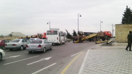 Bakıda borularla dolu “Kamaz” aşdı, bir neçə avtomobil əzildi (FOTO)