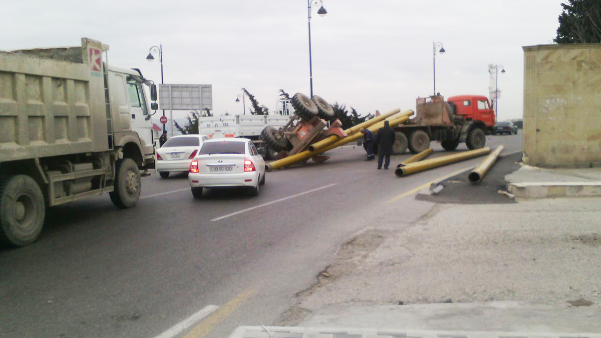 Bakıda borularla dolu “Kamaz” aşdı, bir neçə avtomobil əzildi (FOTO)