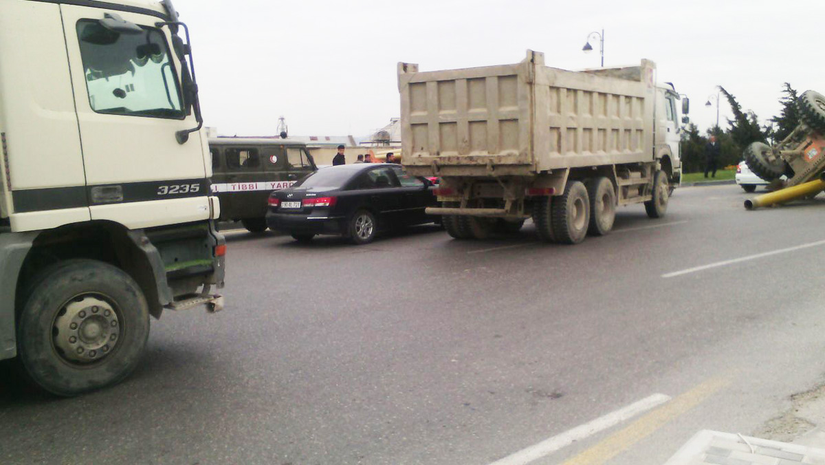 Bakıda borularla dolu “Kamaz” aşdı, bir neçə avtomobil əzildi (FOTO)
