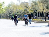Turistlər Avropa Oyunları öncəsi Bakını gəzirlər (FOTO)