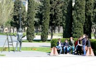 Turistlər Avropa Oyunları öncəsi Bakını gəzirlər (FOTO)