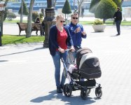 Turistlər Avropa Oyunları öncəsi Bakını gəzirlər (FOTO)