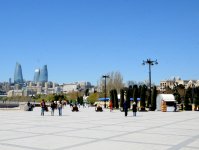 Turistlər Avropa Oyunları öncəsi Bakını gəzirlər (FOTO)