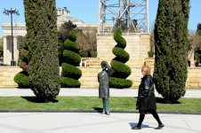 Turistlər Avropa Oyunları öncəsi Bakını gəzirlər (FOTO)