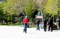 Turistlər Avropa Oyunları öncəsi Bakını gəzirlər (FOTO)