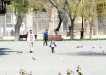 Turistlər Avropa Oyunları öncəsi Bakını gəzirlər (FOTO)