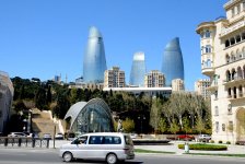 Turistlər Avropa Oyunları öncəsi Bakını gəzirlər (FOTO)