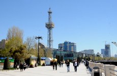 Turistlər Avropa Oyunları öncəsi Bakını gəzirlər (FOTO)