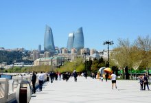 Turistlər Avropa Oyunları öncəsi Bakını gəzirlər (FOTO)