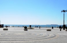Turistlər Avropa Oyunları öncəsi Bakını gəzirlər (FOTO)