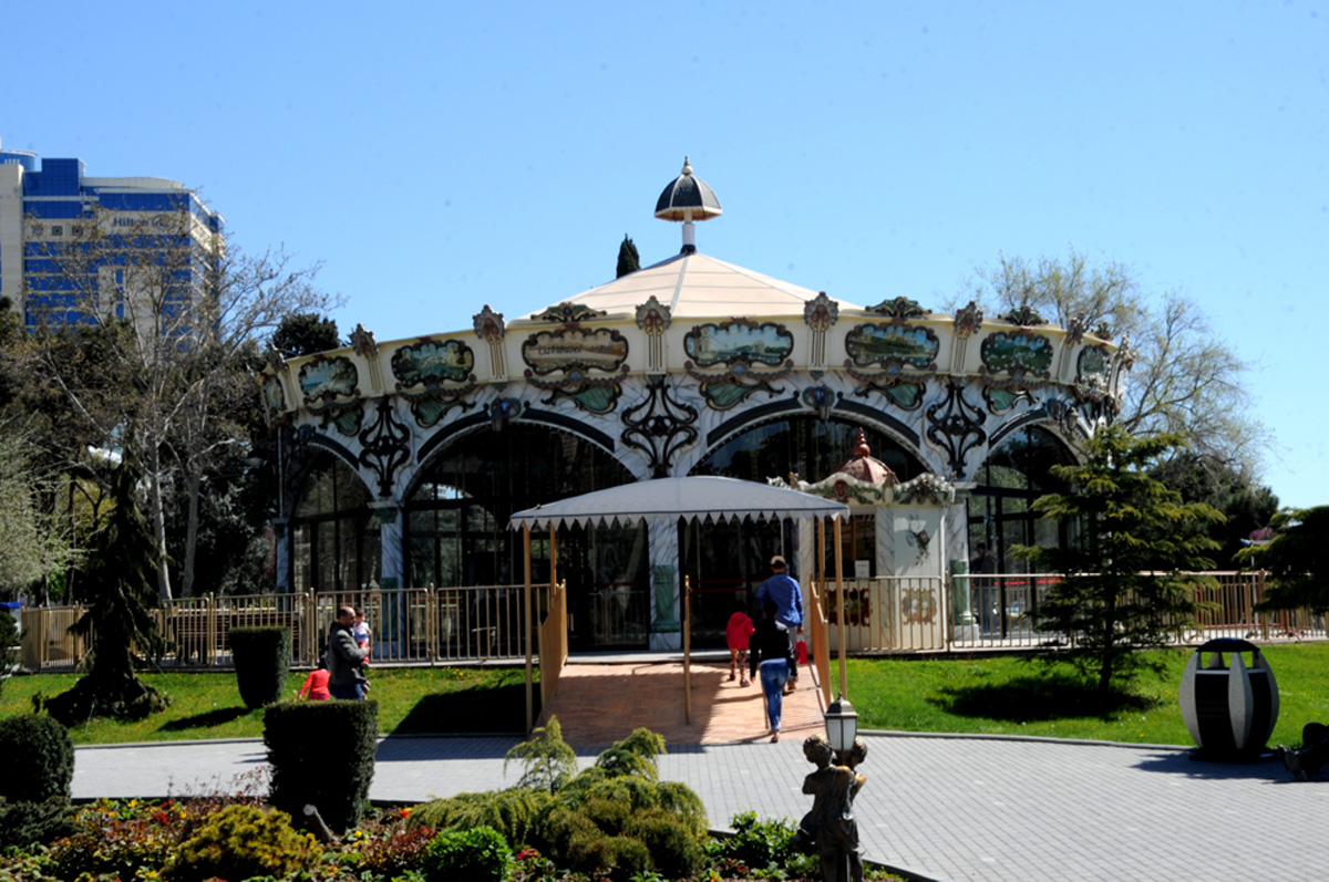 Turistlər Avropa Oyunları öncəsi Bakını gəzirlər (FOTO)