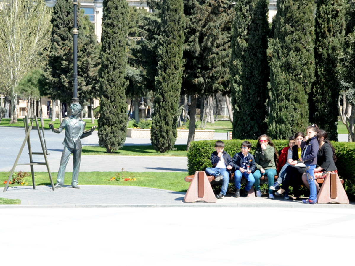 Turistlər Avropa Oyunları öncəsi Bakını gəzirlər (FOTO)
