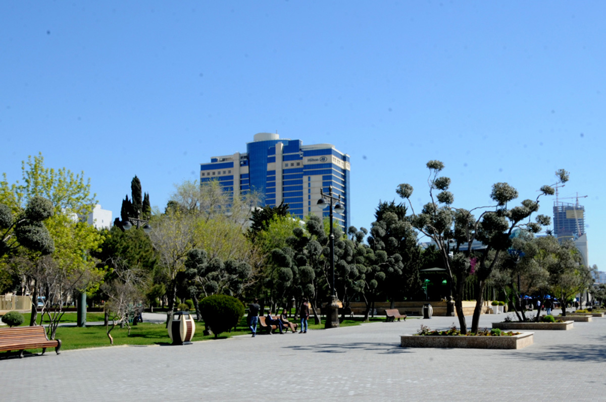Turistlər Avropa Oyunları öncəsi Bakını gəzirlər (FOTO)