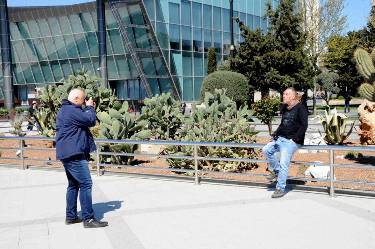 Turistlər Avropa Oyunları öncəsi Bakını gəzirlər (FOTO)