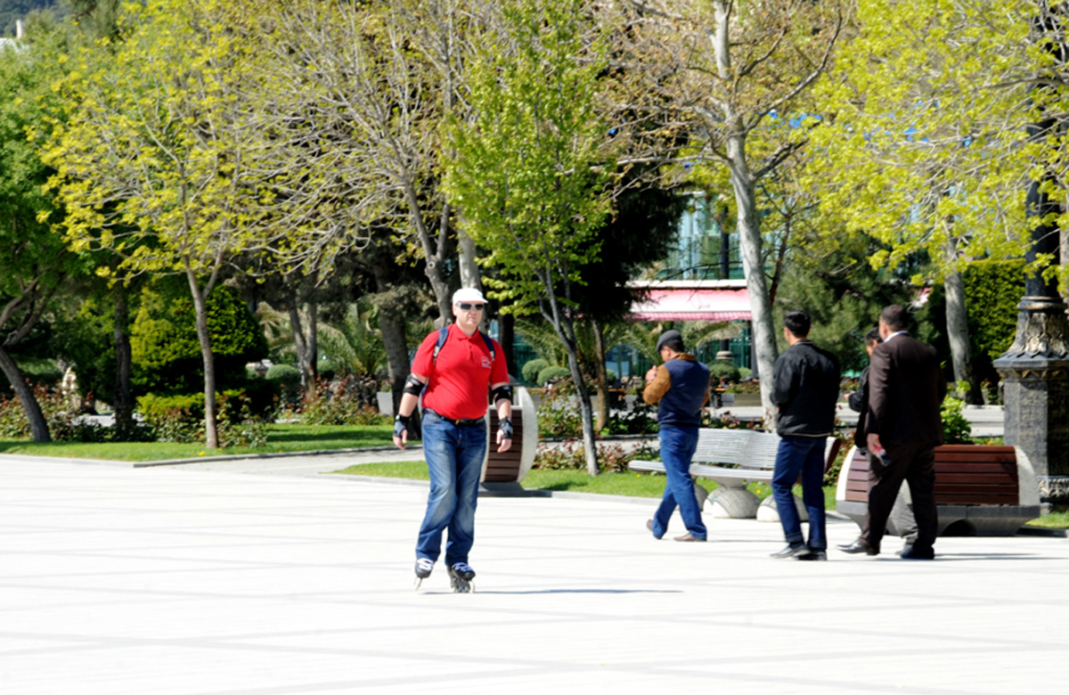 Turistlər Avropa Oyunları öncəsi Bakını gəzirlər (FOTO)