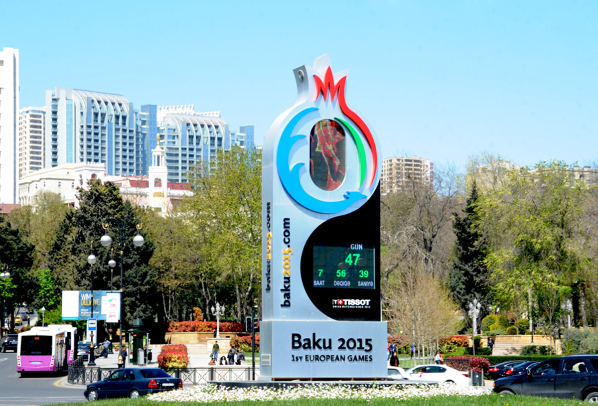 Turistlər Avropa Oyunları öncəsi Bakını gəzirlər (FOTO)